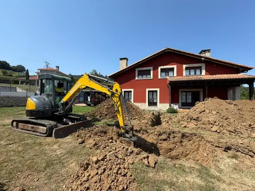 Excavadora haciendo foso para instalación